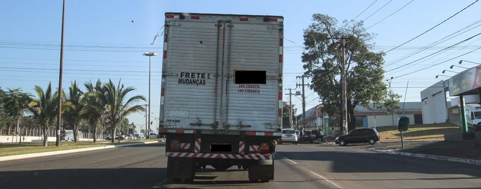 Bandido é baleado após tentar roubar caminhão