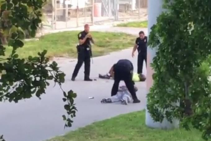 Polícia atira em homem desarmado que cuidava de autista nos EUA
