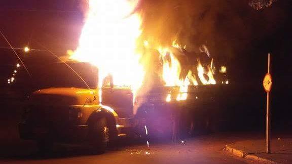 Para evitar tragédia, motorista dirige caminhão em chamas