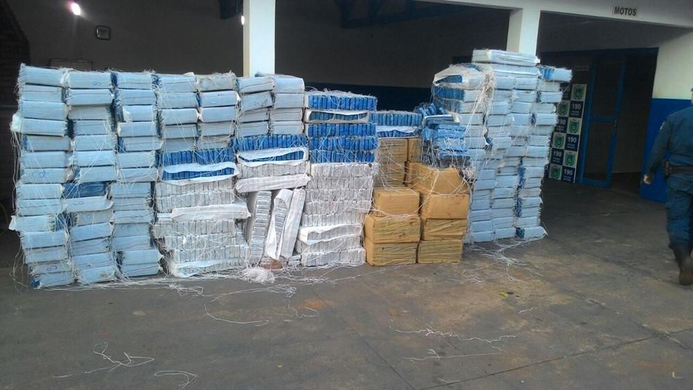 Traficantes furam bloqueio e abandonam 3,5t de maconha