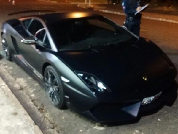 Lamborghini com documento atrasado é apreendido