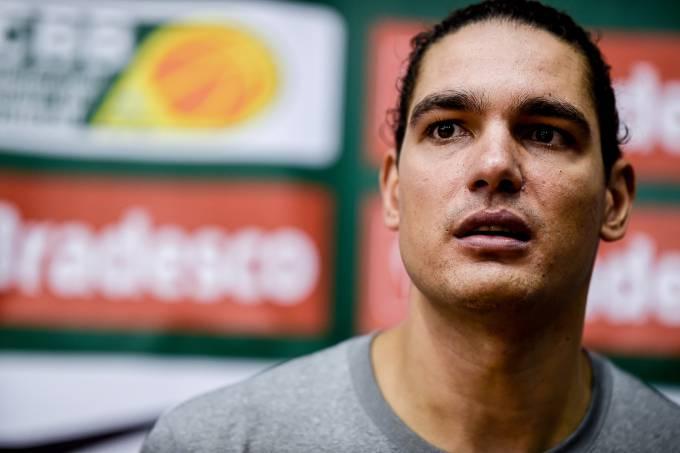 Varejão vai aos EUA para tratar lesão e pode ser cortado