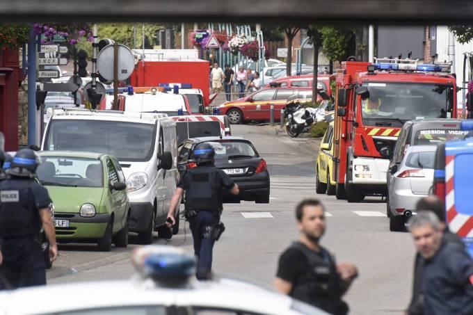 Padre é morto em sequestro em igreja na França