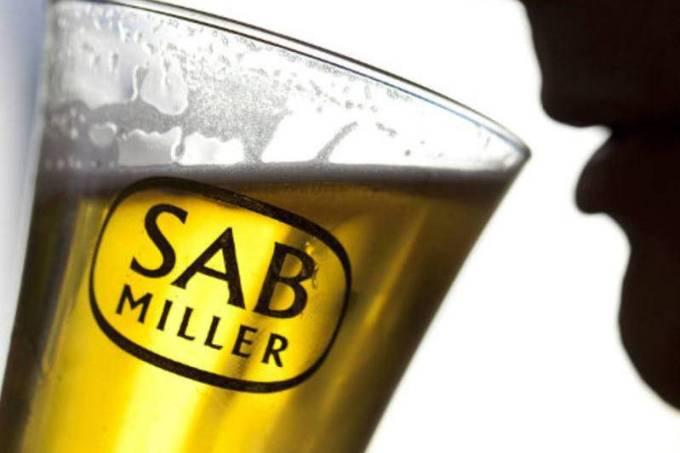 Com libra desvalorizada, AB InBev aumenta oferta por SABMiller