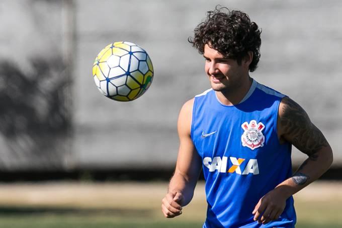 Corinthians confirma saída de Pato; Danilo ‘celebra’