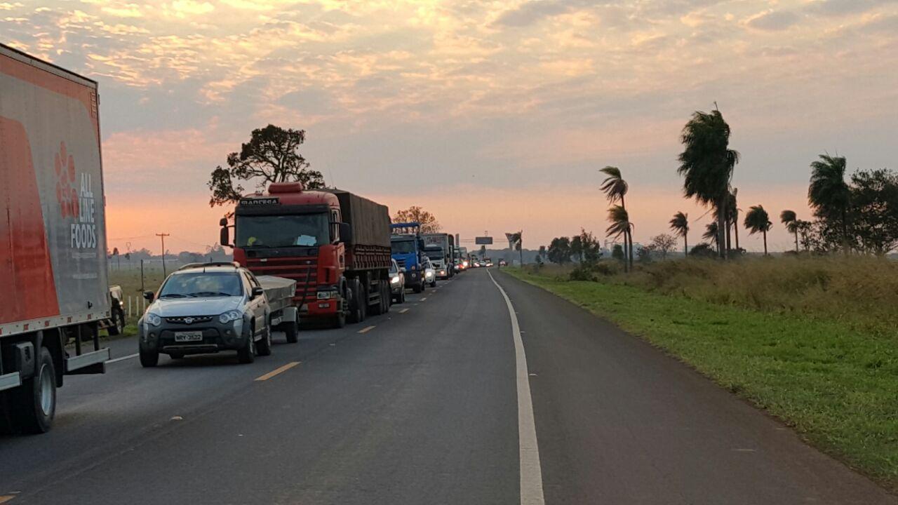 Por reforma agrária, sem terra fecham três rodovias