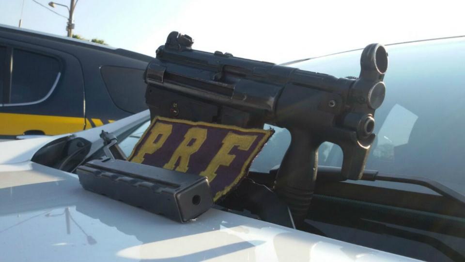 Bandidos trocam tiros com a polícia e metralhadora alemã é apreendida