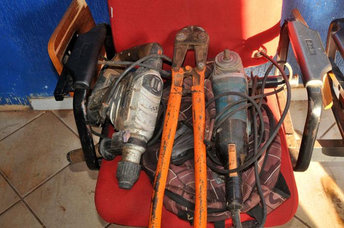 Depois de furtar empresa, dupla é presa fumando crack