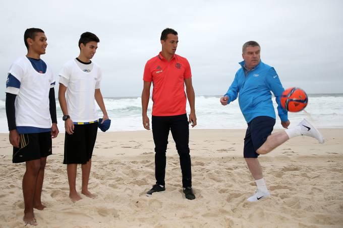 Presidente do COI bate bola na praia