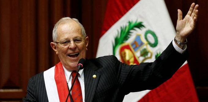 Peru: Kuczynski toma posse e promete igualdade de oportunidades