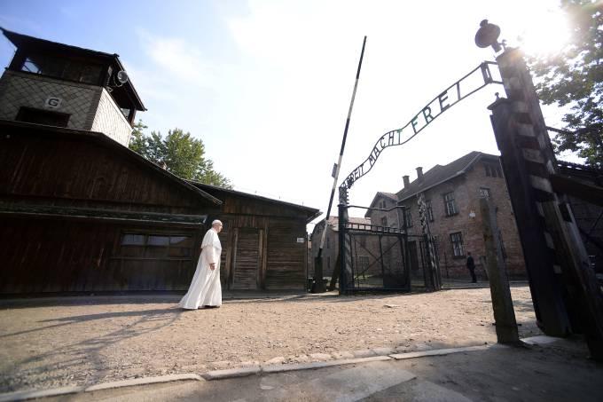 Papa Francisco visita Auschwitz em completo silêncio
