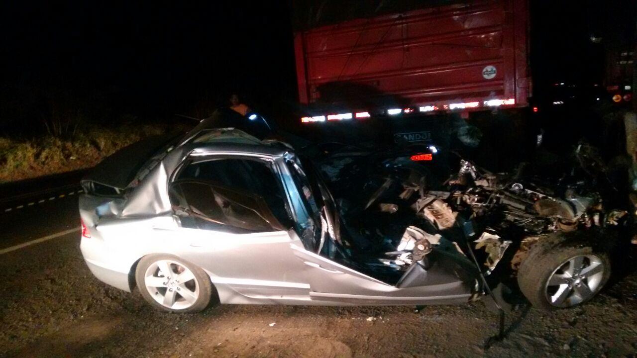 Motorista morre esmagado após bater carro em carreta estacionada