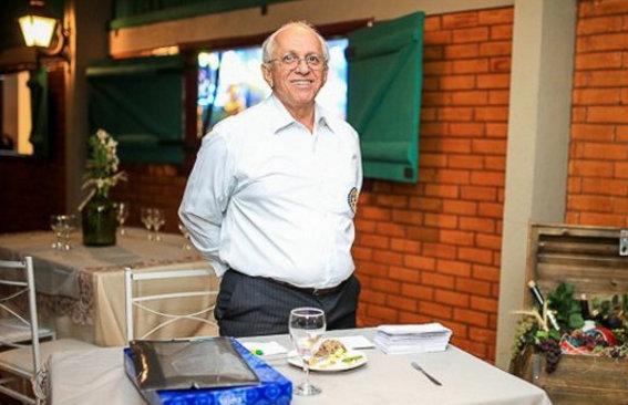 Médico perde controle de veículo, colide em carreta e morre