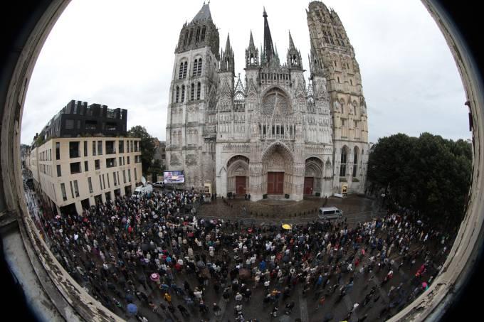 Centenas vão a funeral de padre francês morto por jihadistas