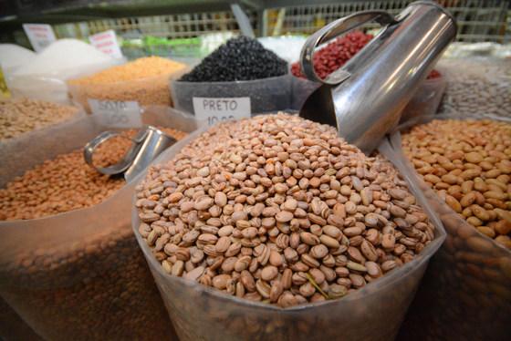 Feijão, arroz e leite ficam até 170,4% mais caros na capital