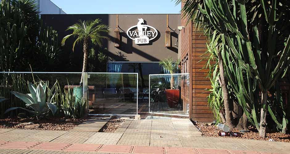 Homem assedia e agride pessoas em boate na capital