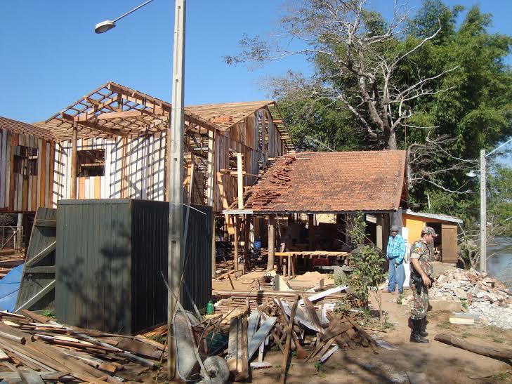 Homem é autuado por construção ilegal às margens do rio