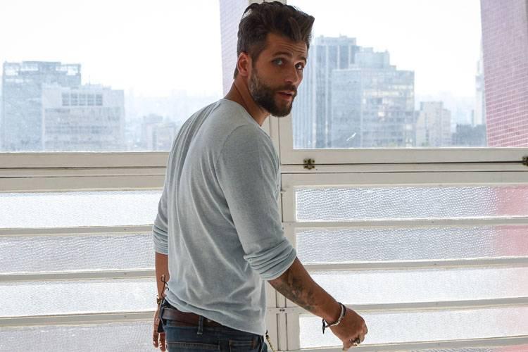 Bruno Gagliasso rebate críticas por adotar menina na África