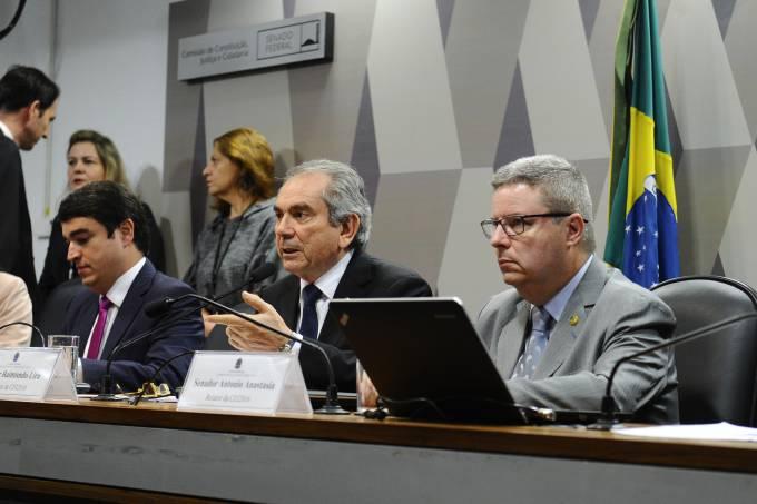 Comissão do Senado aprova parecer pró-impeachment