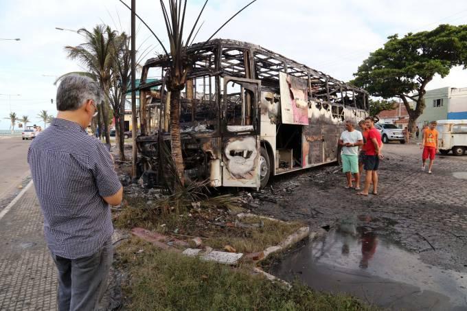 Presos tentam queimar bloqueadores de celular em Natal