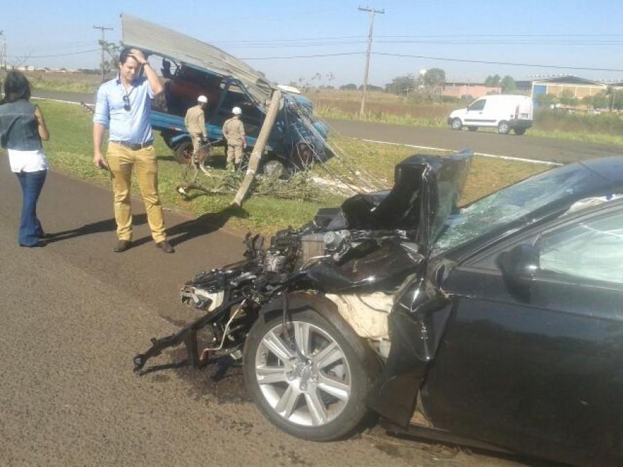 Caminhão invade pista, provoca colisão e derruba poste em canteiro