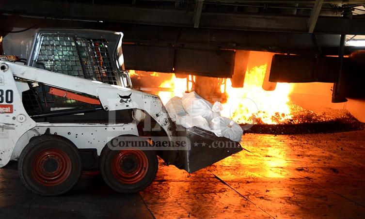 Polícia Federal incinera 915 quilos de cocaína em empresa siderúrgica