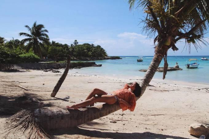 Bruna Marquezine sobe de biquíni no coqueiro para tomar sol