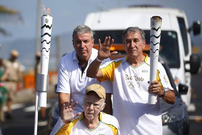 De cadeira de rodas, Zagallo emociona ao desfilar com a tocha