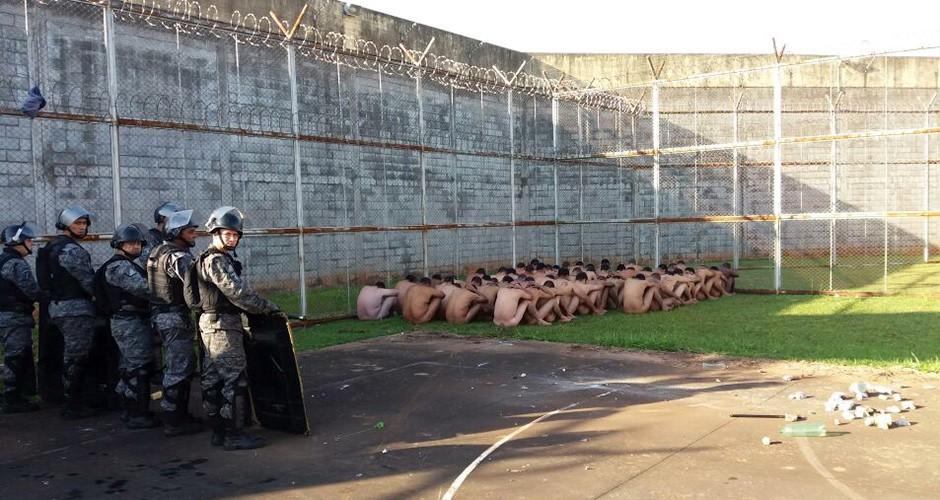 Após conter rebelião, polícia transfere presos