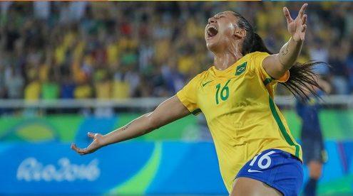 Seleção feminina de futebol goleia e avança às quartas