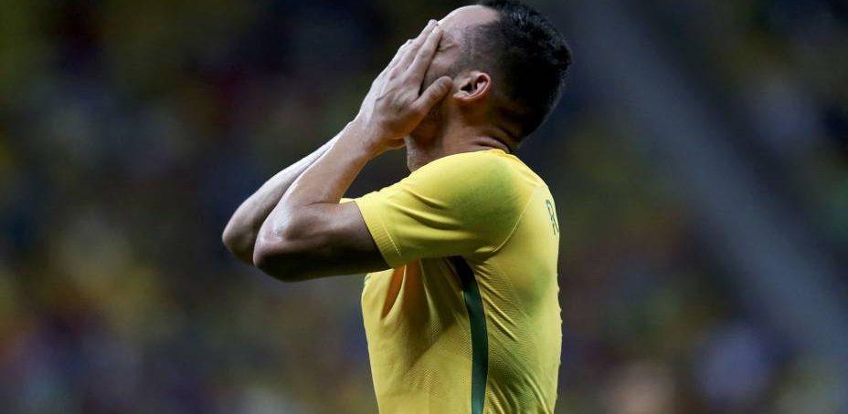 Brasil repete fiasco da estreia e não sai do zero com Iraque