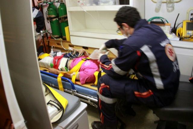 Rapaz sentado em mesa de bar com amigo é atingido por cinco tiros