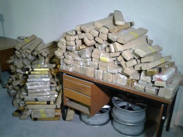 Polícia apreende no Rio, 1t de maconha em caminhão com placas de MS