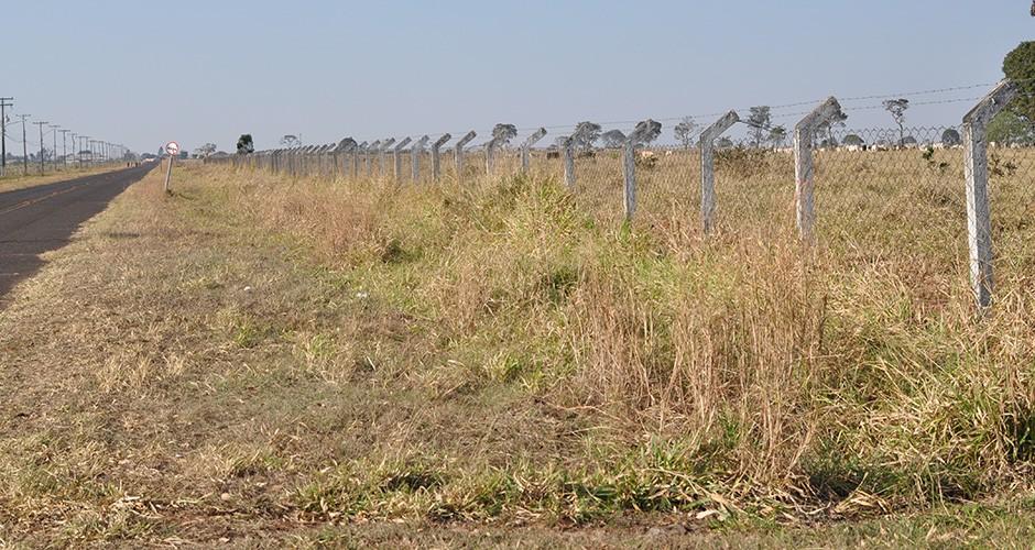 Namorada foge, mas homem é baleado durante assalto