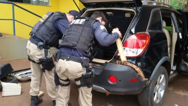 Dois veículos com drogas são apreendidos e um deles conduzido por adolescente