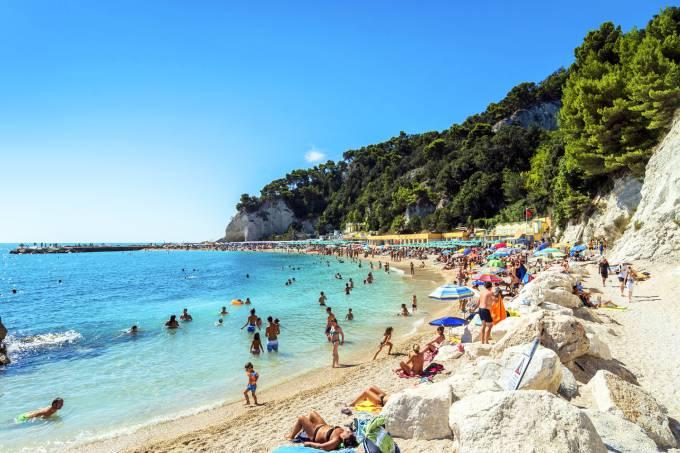 Itália vai multar turistas que guardarem lugar na praia