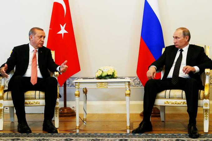 Erdogan se encontra com Putin para tentar retomar laços