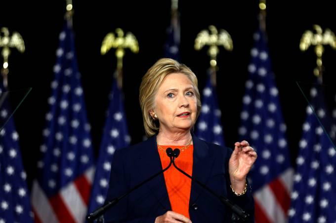 Pais de americanos mortos em Benghazi processam Hillary