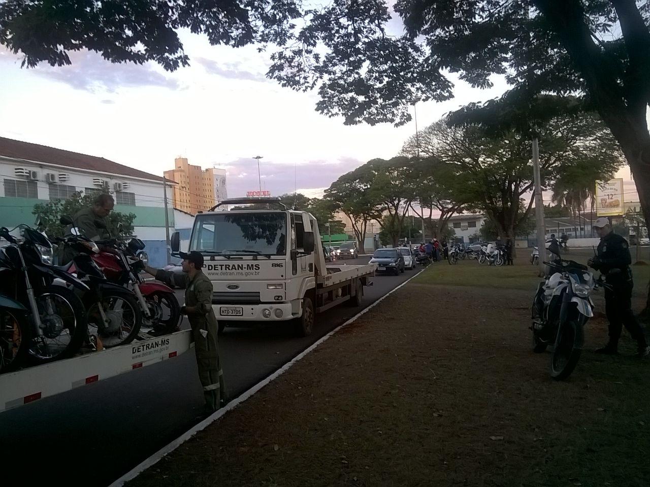 Polícia apreende 18 veículos e flagra 5 pessoas sem CNH em blitz