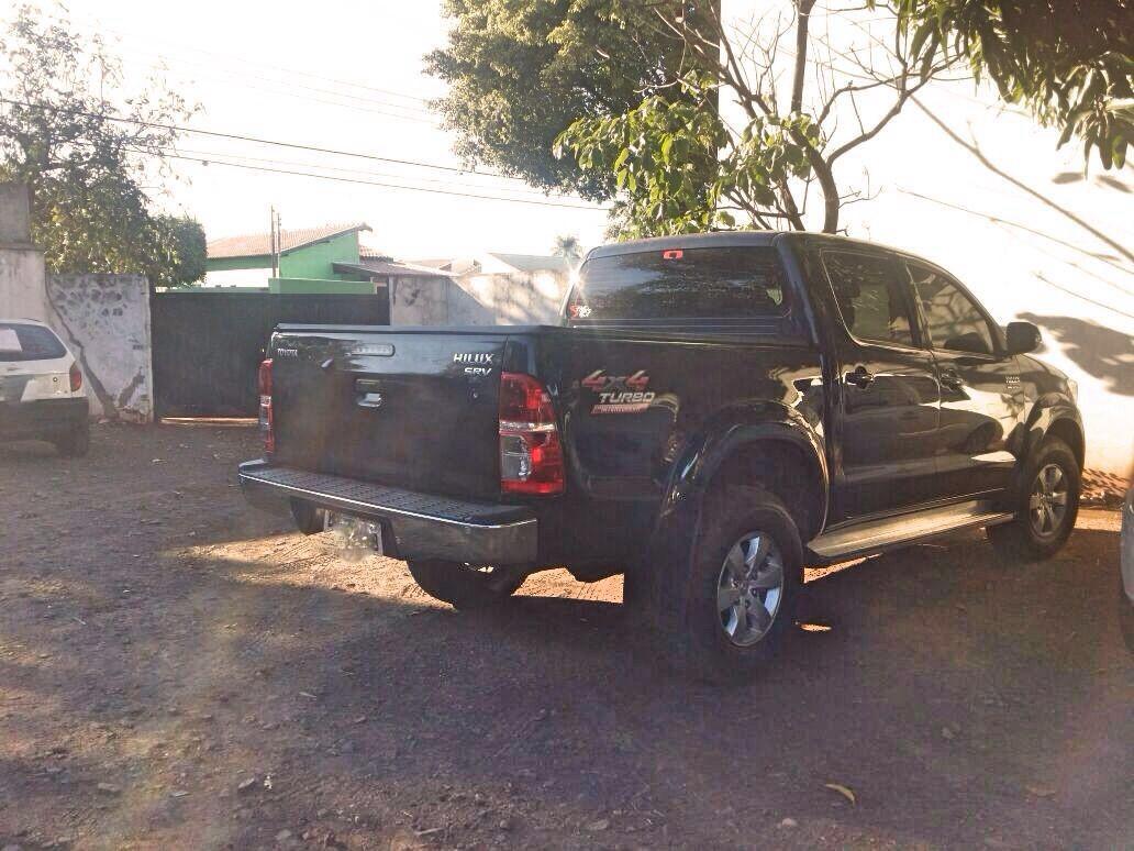 Casal é preso ao comprar caminhonete roubada de “desconhecido”