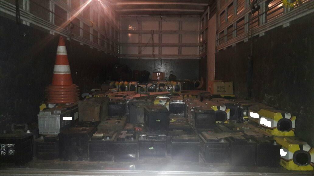 Caminhão com carga ilegal de baterias é apreendido