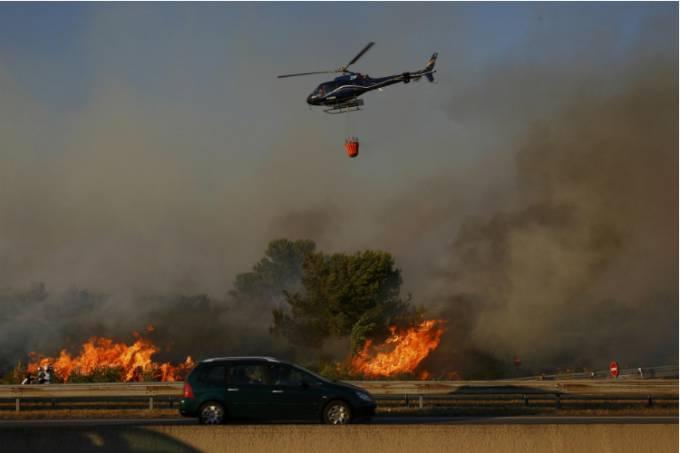 Bombeiros lutam contra grandes incêndios no sul da França