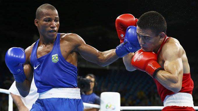 Brasileiro vence e garante medalha no boxe