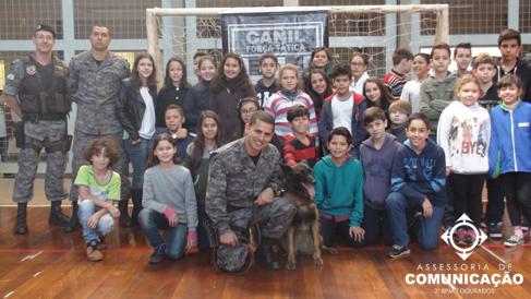 Polícia Militar realiza apresentação com cães para cerca de 300 alunos