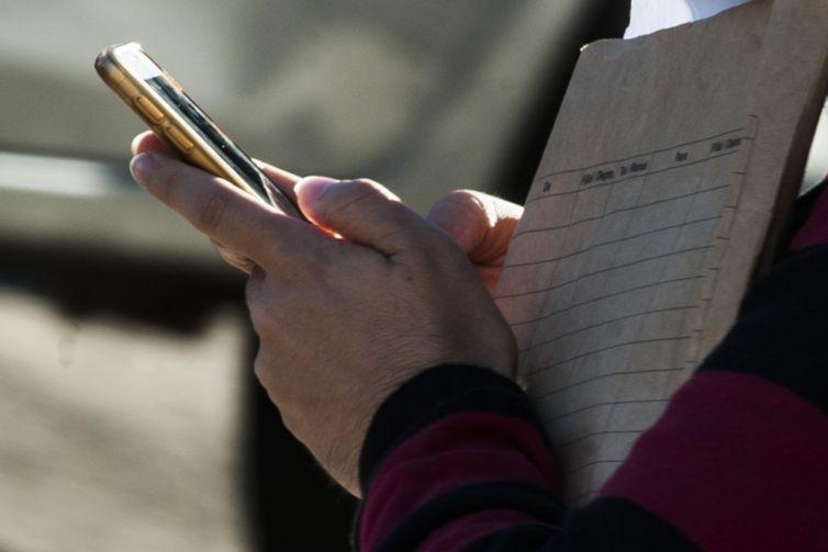 Lei volta a liberar celulares em bancos e salas de aula e cinema
