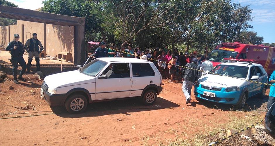 Dupla em carro é morta a tiros em bairro da capital