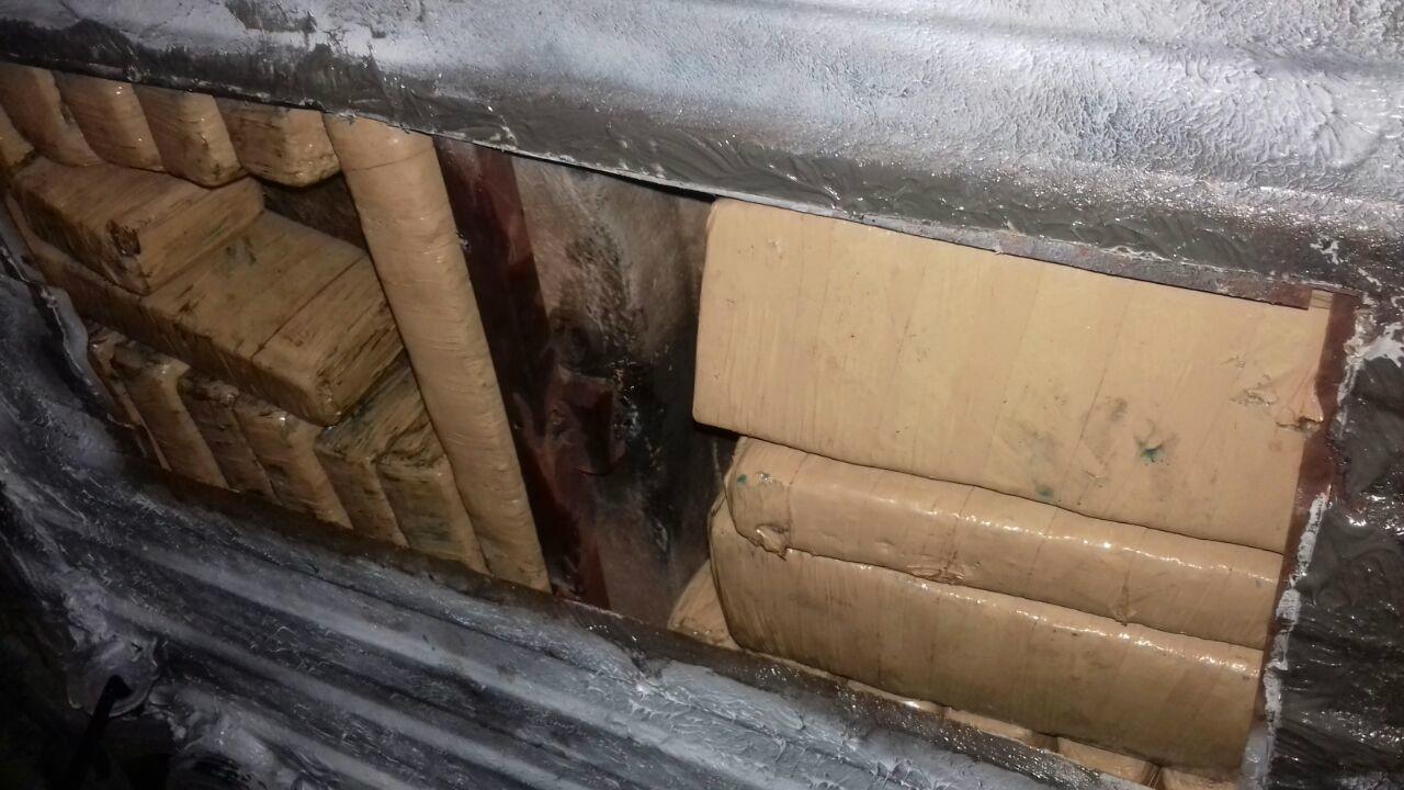 Mulheres são presas com maconha escondida em fundo falso de carro