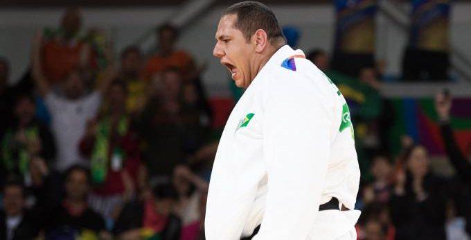 O “Baby” de 160 kg vence duas por ippon e avança para as quartas