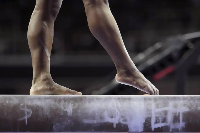 Por que a ginasta Simone Biles desenha um cifrão na trave