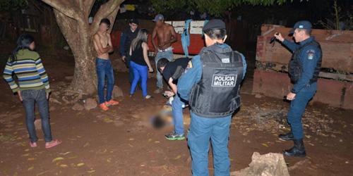 Pistoleiro mata adolescente por engano e família tenta linchá-lo